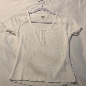 White ribbed short top.